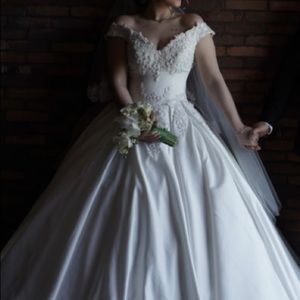 Wedding dress only worn once dry cleaned and ready to go